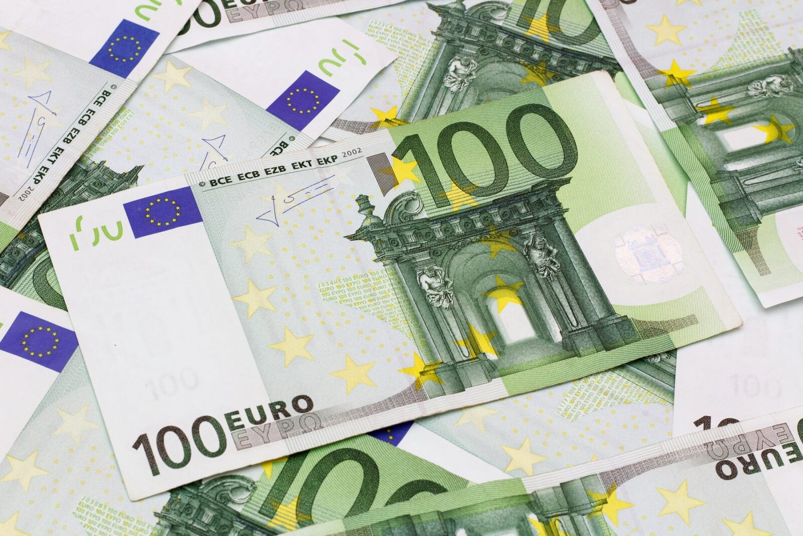Fonduri europene de aproape 190 de milioane de euro pentru investiții în tehnologii strategice în șase județe Ministerul Investițiilor și Proiectelor Europene (MIPE) a anunțat un acord de finanțare în valoare de până la 188,73 milioane de euro, prin Fondul de Participare Tranziție Justă (FPTJ)