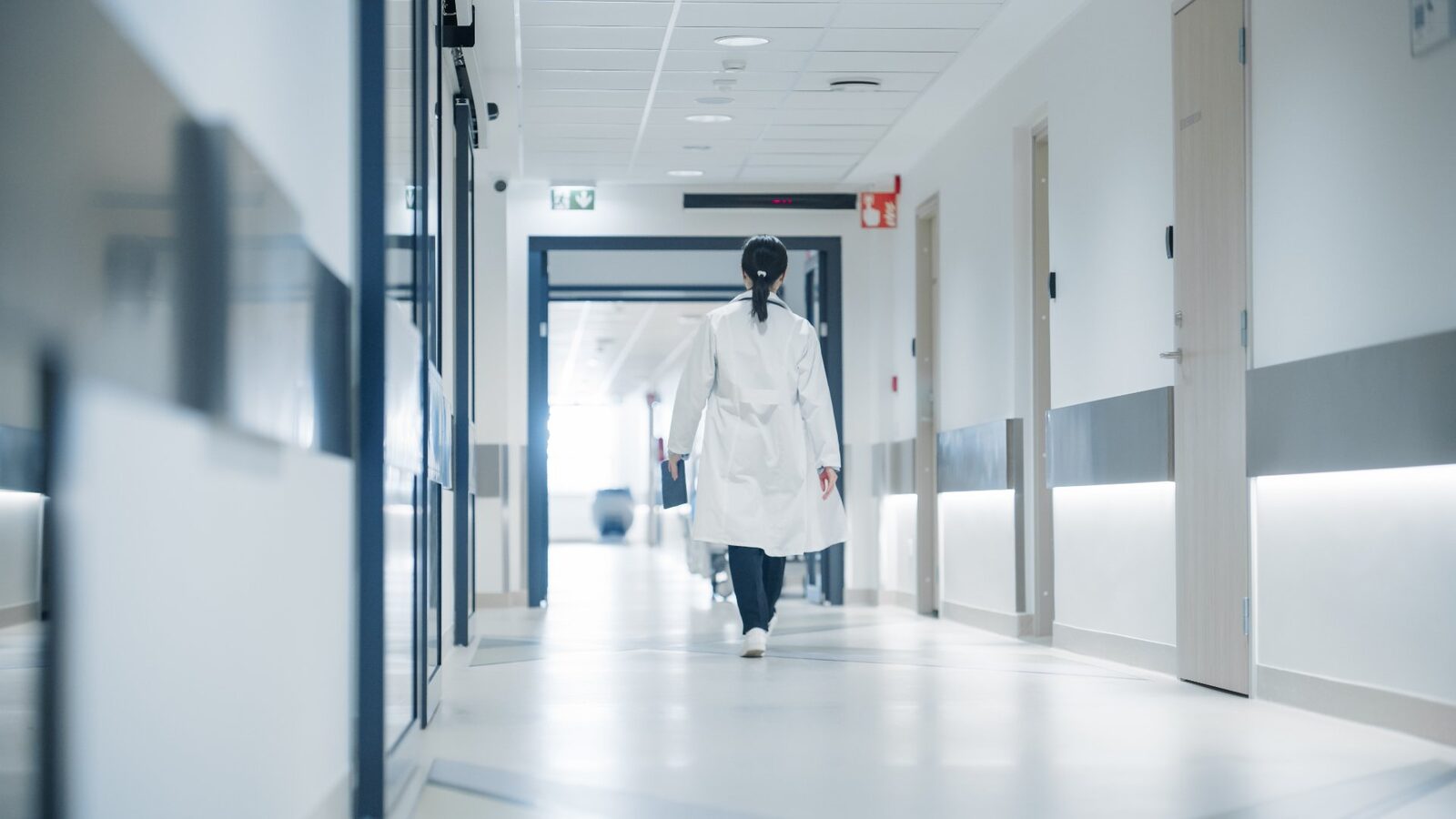 Evaluare drastică pentru sistemul de sănătate: nota 4,85 Angajații din sistemul de sănătate din România, chestionați recent de Federația „Solidaritatea Sanitară”, au oferit o evaluare dură a condițiilor actuale de lucru
