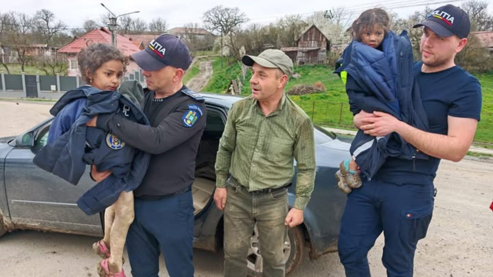 Fetițele dispărute din Târnăveni au fost găsite: Salvate de un pădurar Două fetițe din Târnăveni, județul Mureș, date dispărute de mai bine de 24 de ore, au fost găsite de un pădurar din cadrul Ocolului Silvic Luduș