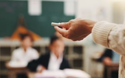 65 de milioane de euro pentru primele profesorilor: Cine beneficiază și ce condiții se aplică Comisia Europeană a aprobat alocarea a 65 de milioane de euro pentru plata primelor de carieră didactică, destinate profesorilor din învățământul preuniversitar și universitar