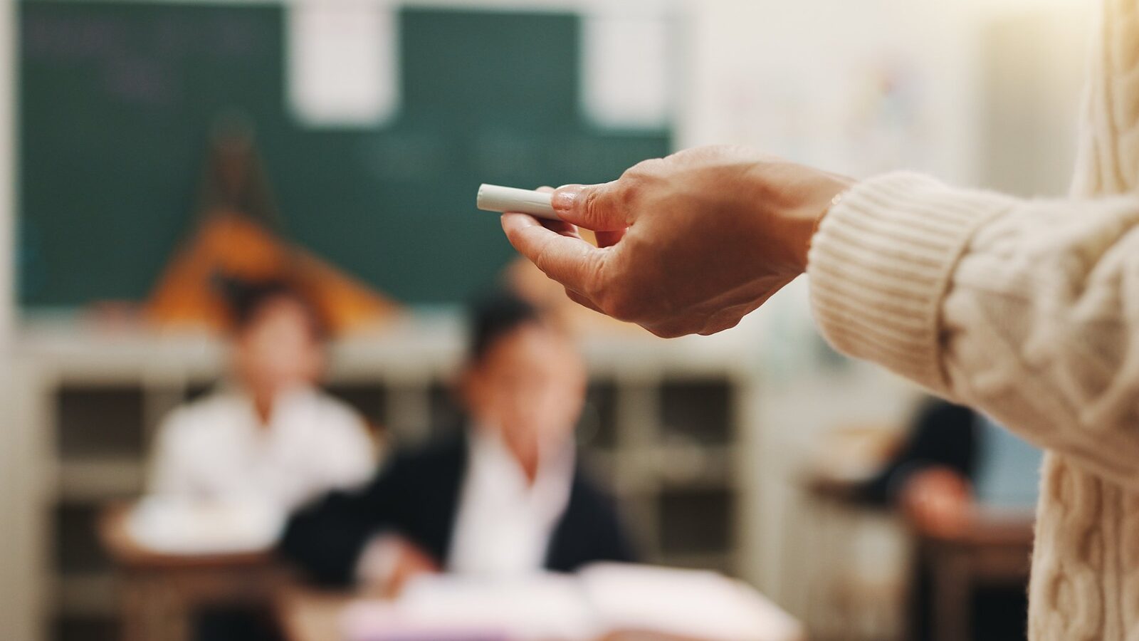 65 de milioane de euro pentru primele profesorilor: Cine beneficiază și ce condiții se aplică Comisia Europeană a aprobat alocarea a 65 de milioane de euro pentru plata primelor de carieră didactică, destinate profesorilor din învățământul preuniversitar și universitar