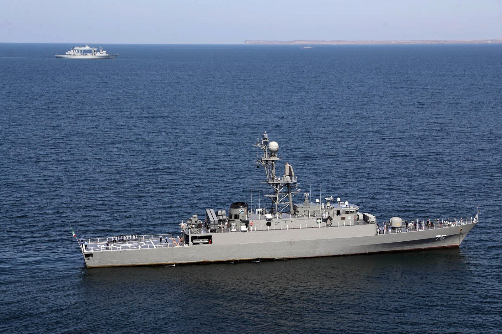 O mare fregată iraniană scufundată lovită și scufundată de un submarin american lângă Sri Lanka / Peste 150 de persoane, date dispărute, 32 au fost salvate