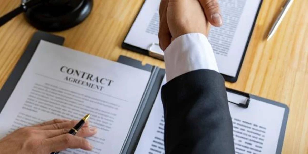 Vânzarea de companii în România: O abordare etapizată pentru a evita capcanele juridice Procesul de vânzare a unei companii în România este un demers complex, care necesită o abordare etapizată și atenție sporită la aspectele juridice și financiare