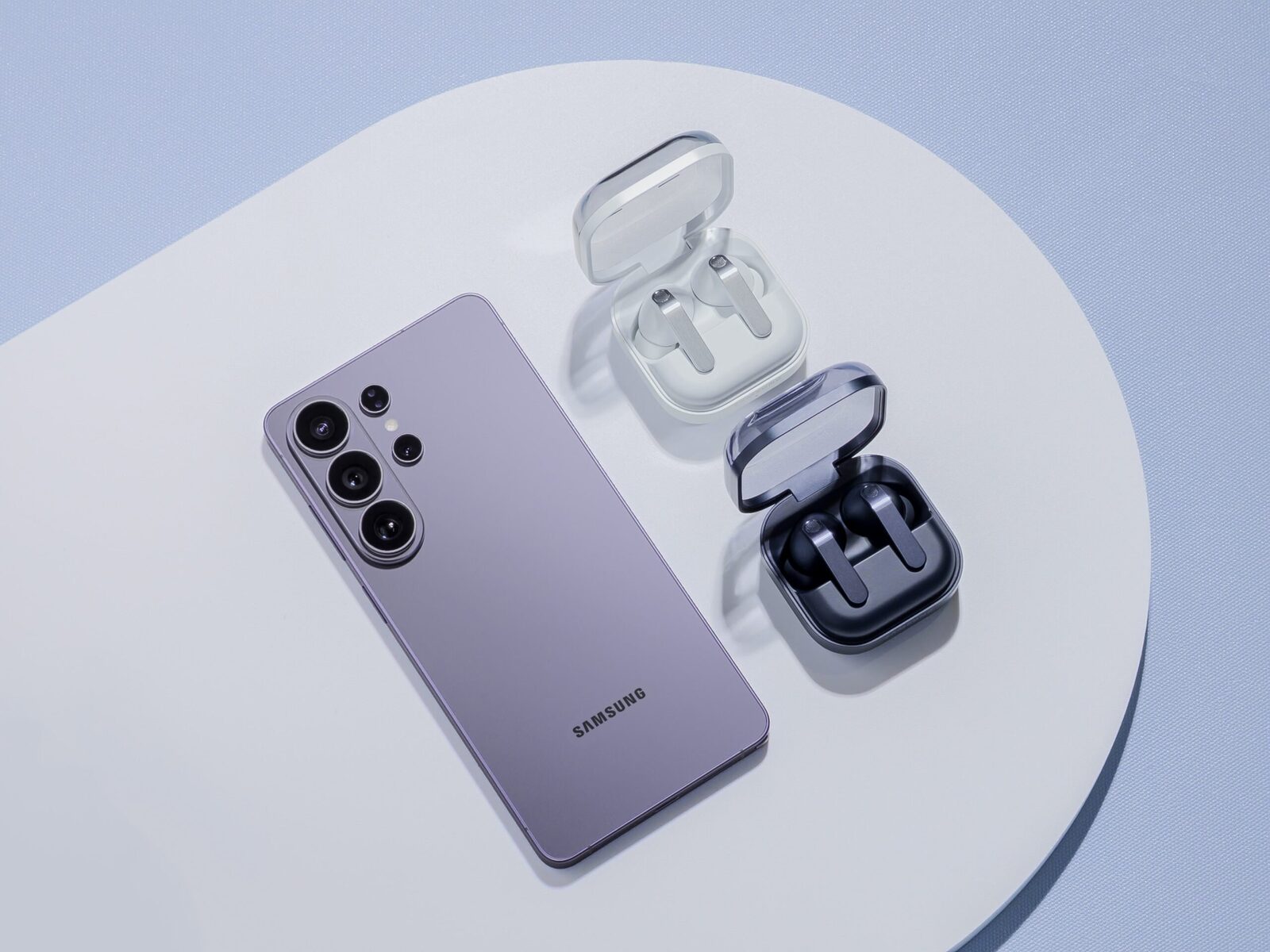 Samsung Pariază pe Inteligența Artificială și Confidențialitate pentru a Menține Poziția în Segmentul Premium Samsung a lansat seria Galaxy S26, un moment crucial pentru companie, marcat de o strategie dublă: protejarea marjelor de profit în contextul costurilor în creștere și consolidarea unei poziții pe termen lung prin integrarea extinsă a inteligenței artificiale (AI)