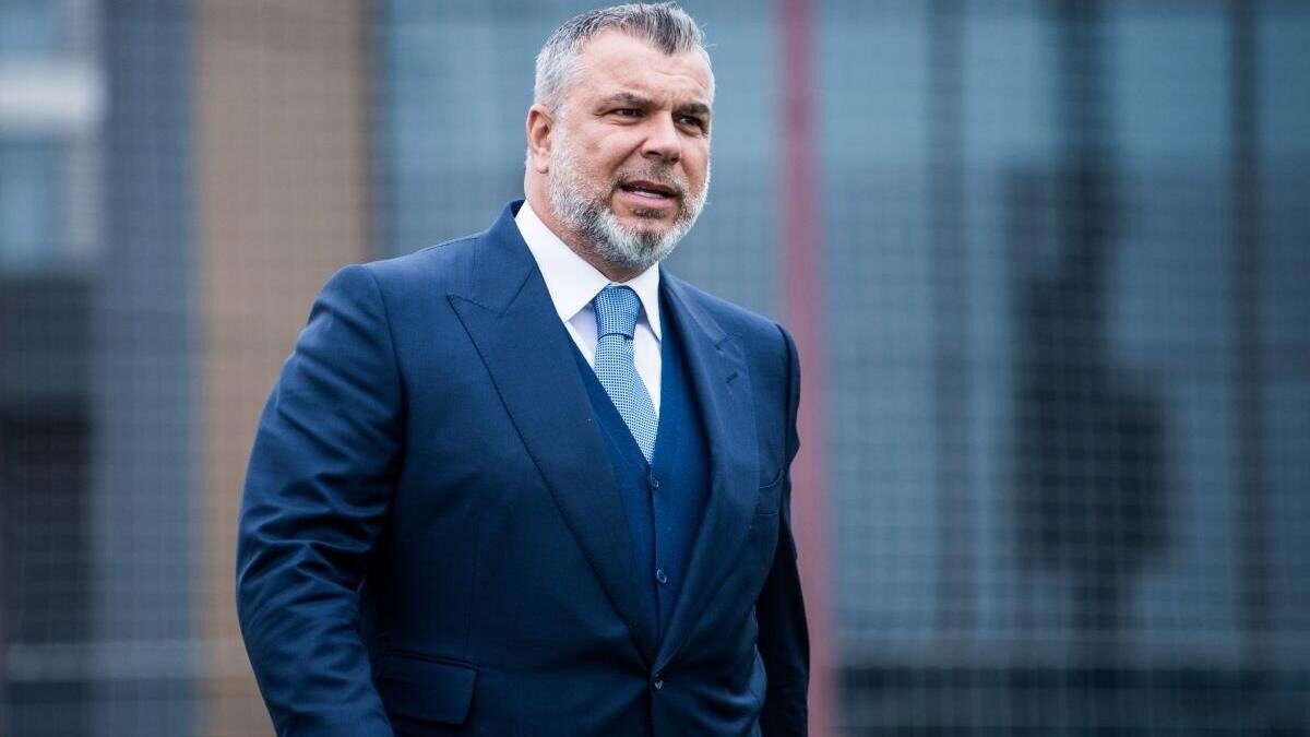 Cosmin Olăroiu, sprijin pentru elevii suceveni blocați în Dubai Un grup de zece elevi și patru profesori de la Colegiul Național „Petru Rareș” din Suceava, aflați în Dubai, au beneficiat de sprijinul financiar al antrenorului Cosmin Olăroiu, după ce întoarcerea lor în România a fost amânată din cauza contextului internațional