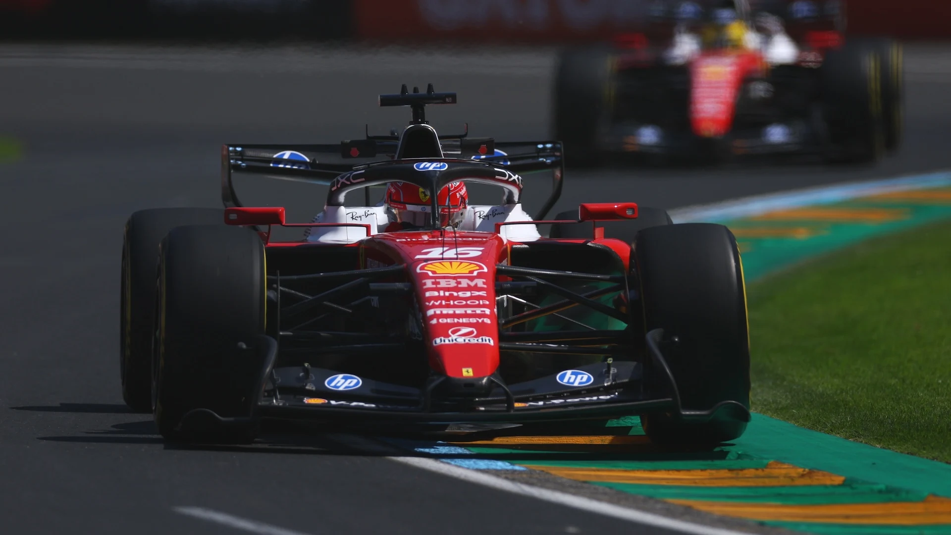 Mercedes domină în Australia, dar Ferrari scoate capul la lumină Melbourne a găzduit o cursă spectaculoasă de Formula 1, punctată de dominația Mercedes, dar și de semnale încurajatoare venite de la Ferrari
