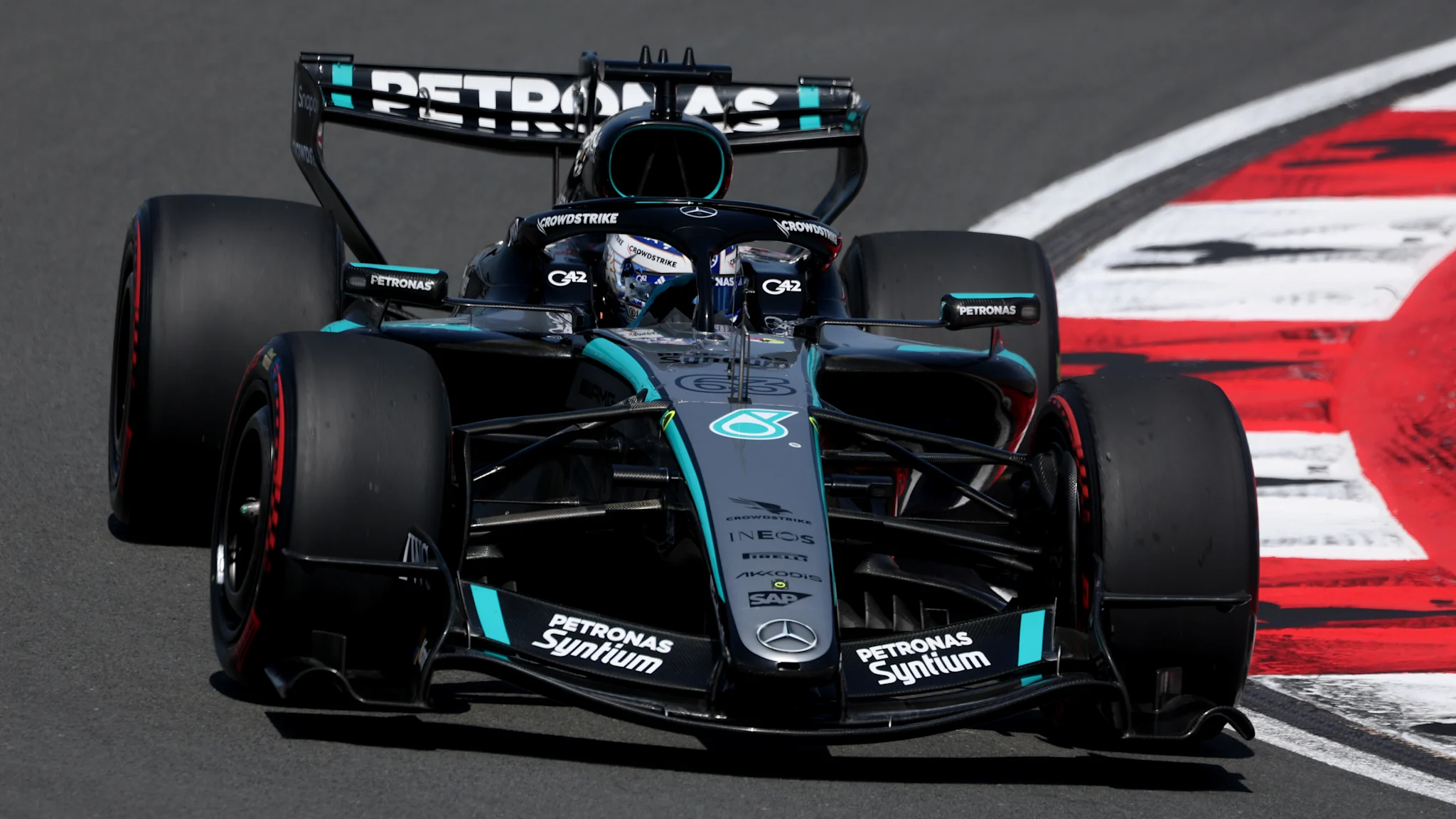 Russell, victorie la sprintul din China, după o luptă strânsă cu Hamilton Shanghai, China – George Russell a continuat forma excelentă din acest sezon, adjudecându-și victoria în cursa de sprint de la Marele Premiu al Chinei
