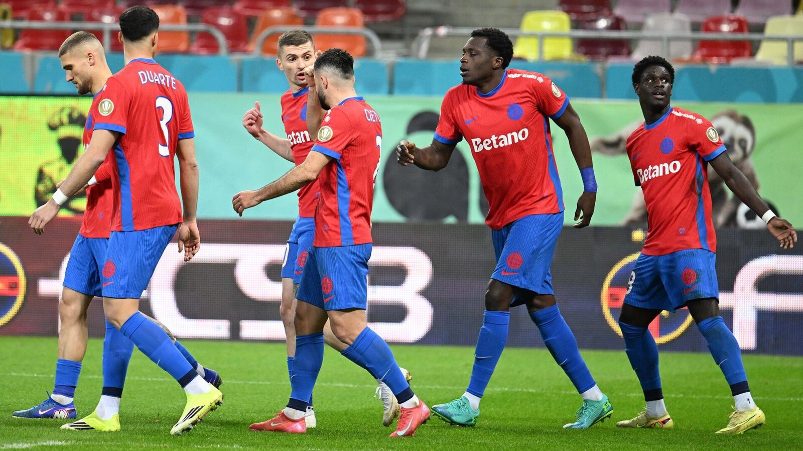 Becali ia foc: Două schimbări radicale la pauza meciului FCSB – U Cluj FCSB, campioana en-titre, a suferit o înfrângere pe teren propriu în fața celor de la U Cluj, scorul la pauză fiind de 1-2