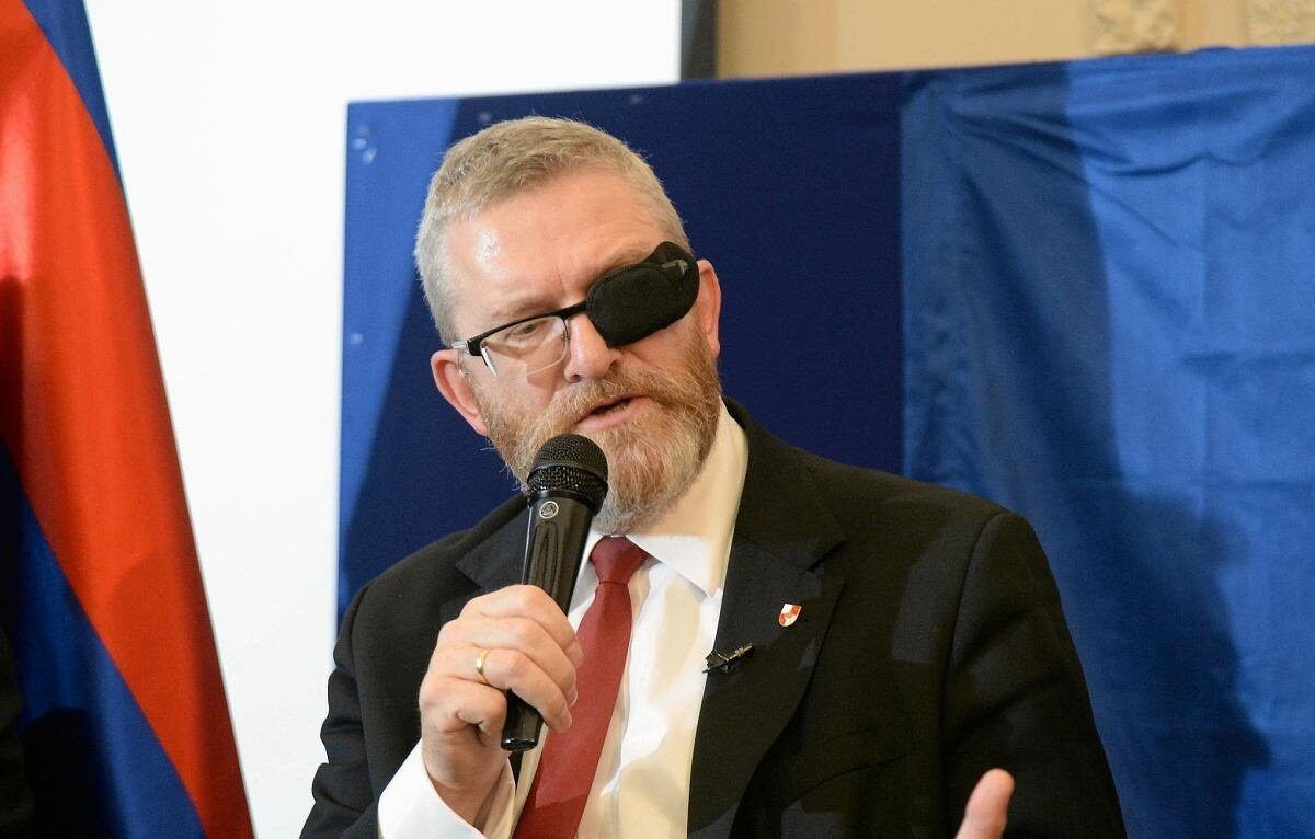 PE a votat pentru ridicarea imunității lui Grzegorz Braun Parlamentul European a votat pentru ridicarea imunității eurodeputatului polonez de extremă-dreapta Grzegorz Braun, permițând astfel justiției din Polonia să investigheze diverse acuzații penale