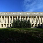 Plafonarea adaosului comercial la alimentele de bază, prelungită până în iunie 2026 Guvernul a aprobat, marți, prin ordonanță de urgență, prelungirea măsurii de plafonare a adaosului comercial la alimentele de bază