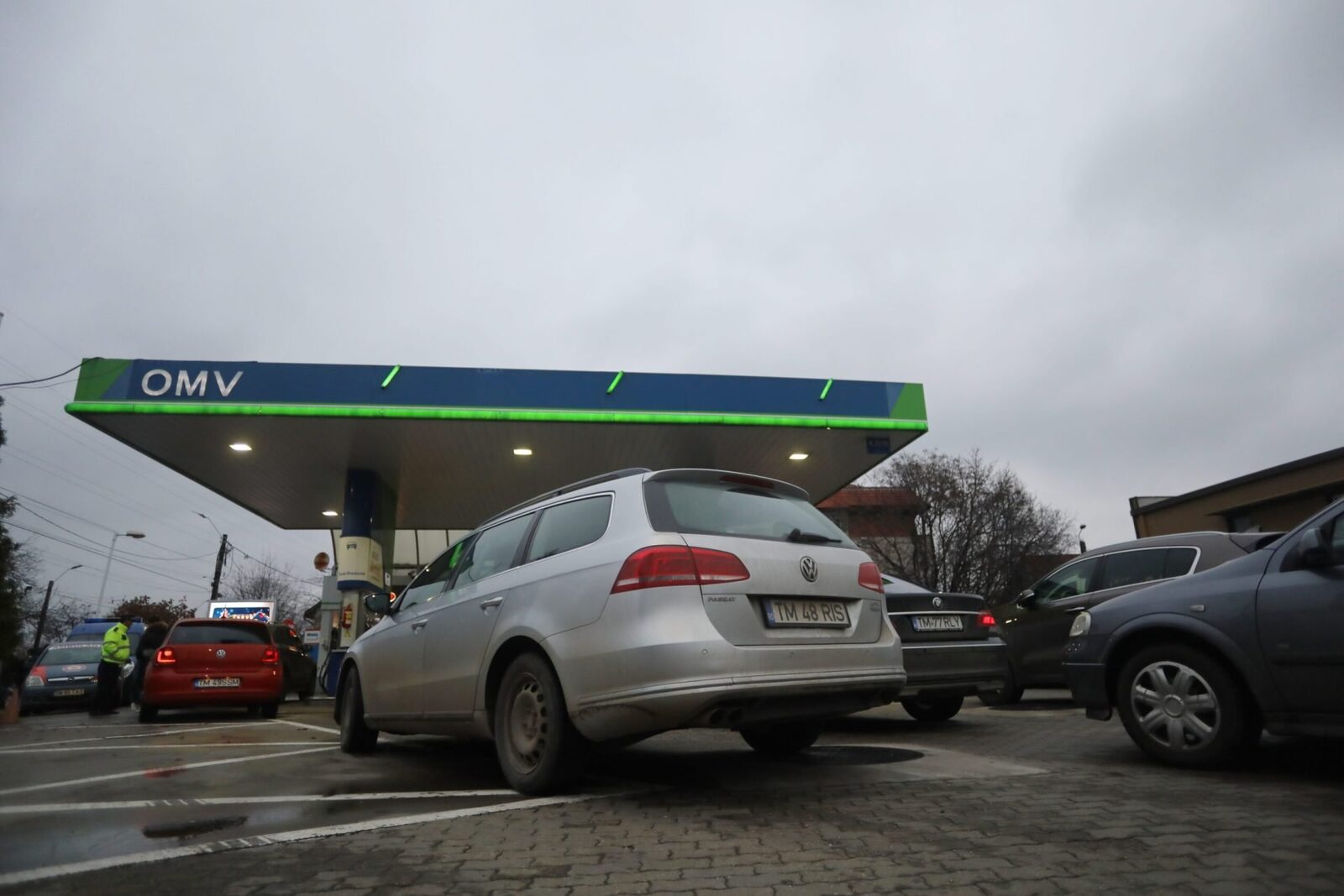 Ce se întâmplă cu prețul combustibililor la pompă după măsurile luate de Guvern