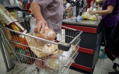 Guvernul prelungește plafonarea adaosului comercial la alimentele de bază Guvernul se va reuni marți, de la ora 18:00, într-o ședință extraordinară dedicată adoptării unui proiect de ordonanță de urgență