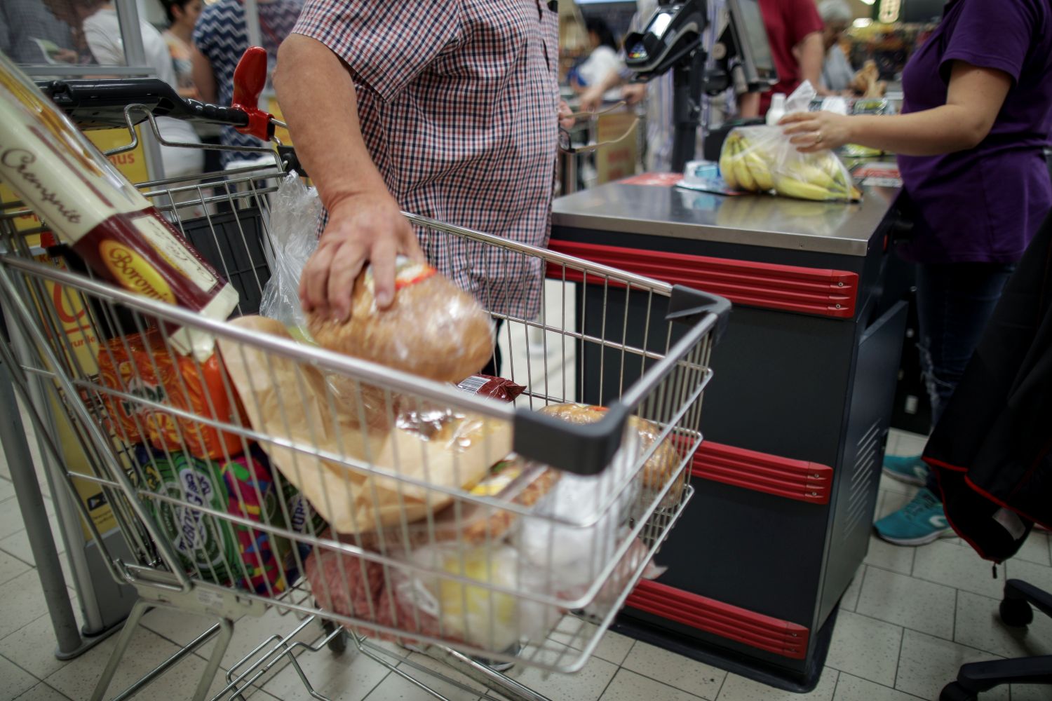 Guvernul prelungește plafonarea adaosului comercial la alimentele de bază Guvernul se va reuni marți, de la ora 18:00, într-o ședință extraordinară dedicată adoptării unui proiect de ordonanță de urgență