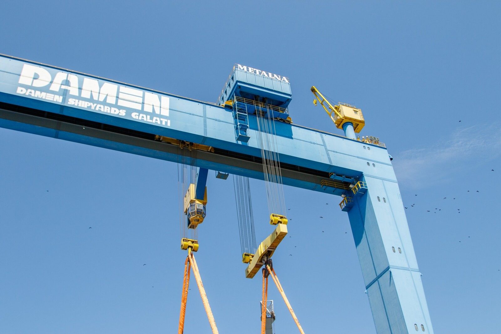 Guvernul a aprobat o hotărâre prin care angajații de la Liberty Galați, Liberty Tubular Products Galați, Romaero SA și Damen Shipyards Mangalia își vor primi salariile restante până de Paști, a anunțat marți purtătoarea de cuvânt a Executivului, Ioana Nadina Dogioiu