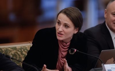Oana Țoiu, chemată la audieri în Parlament, pe fondul acuzațiilor legate de repatrierea fiicei lui Victor Ponta În centrul unei dispute politice aprinse, comisia de politică externă a Camerei Deputaților a decis să o audieze pe Oana Țoiu, ministrul de Externe, miercuri, la ora 12:00