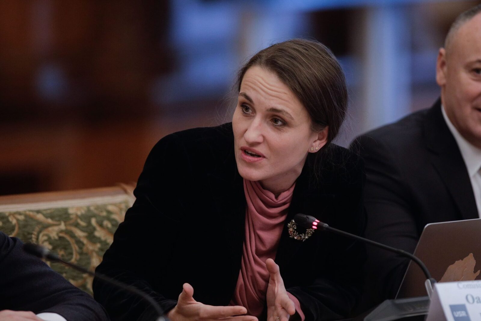 Oana Țoiu, chemată la audieri în Parlament, pe fondul acuzațiilor legate de repatrierea fiicei lui Victor Ponta În centrul unei dispute politice aprinse, comisia de politică externă a Camerei Deputaților a decis să o audieze pe Oana Țoiu, ministrul de Externe, miercuri, la ora 12:00