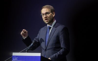 PSD și AUR blochează numirea unui nou Avocat al Poporului, acuză USR Liderul USR, Dominic Fritz, a acuzat luni seară PSD și AUR că au făcut front comun pentru a amâna votul privind numirea unui nou Avocat al Poporului