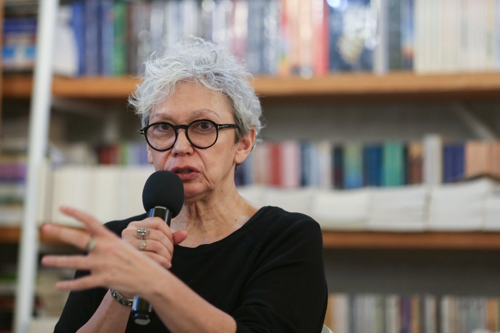 Oana Pellea acuză birocrația și schimbările de judecători într-un proces legat de drepturile de autor ale tatălui său Actrița Oana Pellea a lansat un atac dur la adresa Credidam și a sistemului judiciar românesc, joi seară, prin intermediul unei postări pe Facebook