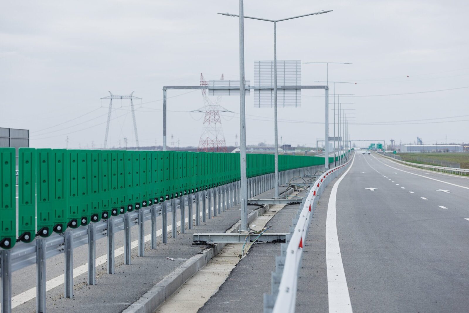 Restricții de trafic pe A2 și pe Șoseaua Mihai Bravu, din cauza unor lucrări și a unei surpări Mai mulți șoferi au fost afectați de restricții de trafic în București și pe Autostrada A2, marți, 14 martie, din cauza unor lucrări și a unui incident pe Șoseaua Mihai Bravu