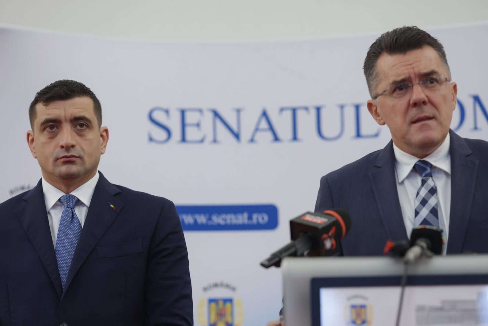 AUR lansează „Academia Titu Maiorescu”: Cursuri plătite pentru membrii de partid, cu acces la funcții Partidul Alianța pentru Unirea Românilor (AUR) a lansat recent o așa-numită „Academia Politică Titu Maiorescu”