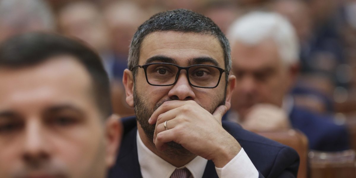 Sprijinul financiar pentru pensionarii cu venituri mici, amânat? Posibil ca prima tranșă să ajungă după Paște București – Pensionarii cu pensii sub 3.000 de lei ar putea primi prima tranșă a sprijinului financiar promis, amânată, conform declarațiilor ministrului Muncii, Florin Manole