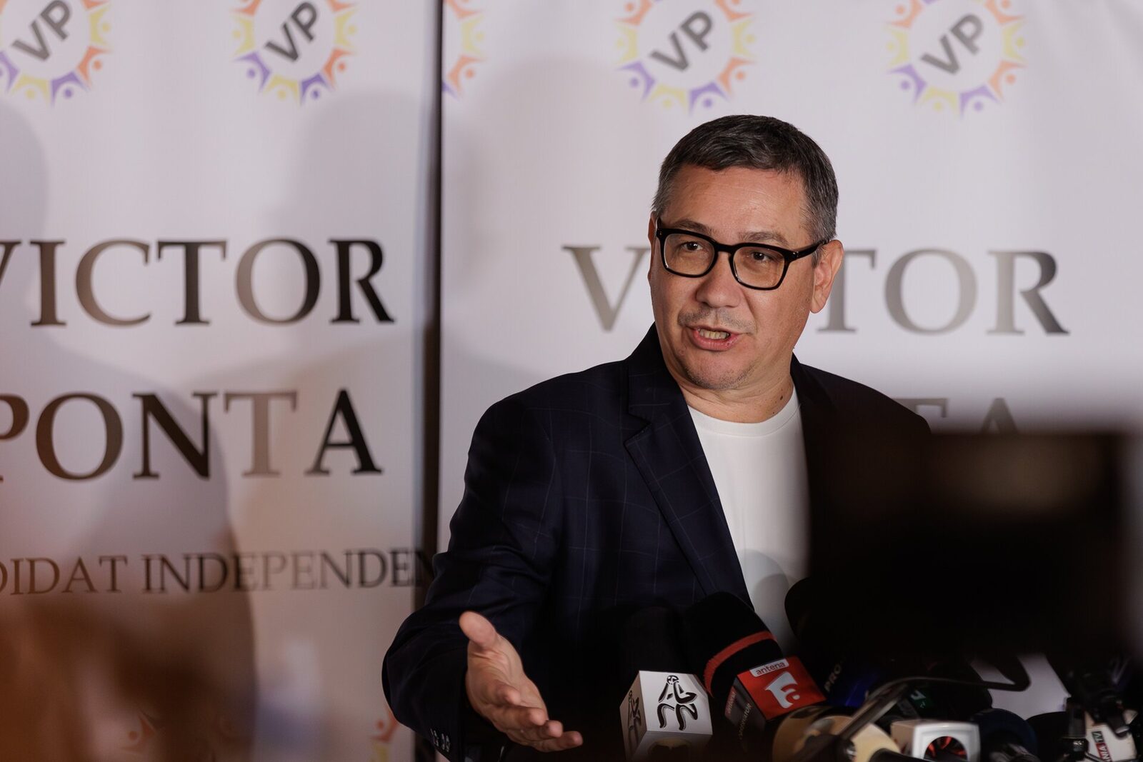 Scandal diplomatic: Victor Ponta acuză excluderea fiicei sale dintr-un zbor de repatriere Fostul premier Victor Ponta a lansat acuzații grave la adresa ministrului de Externe, Oana Țoiu, susținând că aceasta ar fi intervenit direct pentru ca fiica sa minoră să nu fie inclusă pe lista pasagerilor unui zbor de repatriere din Dubai