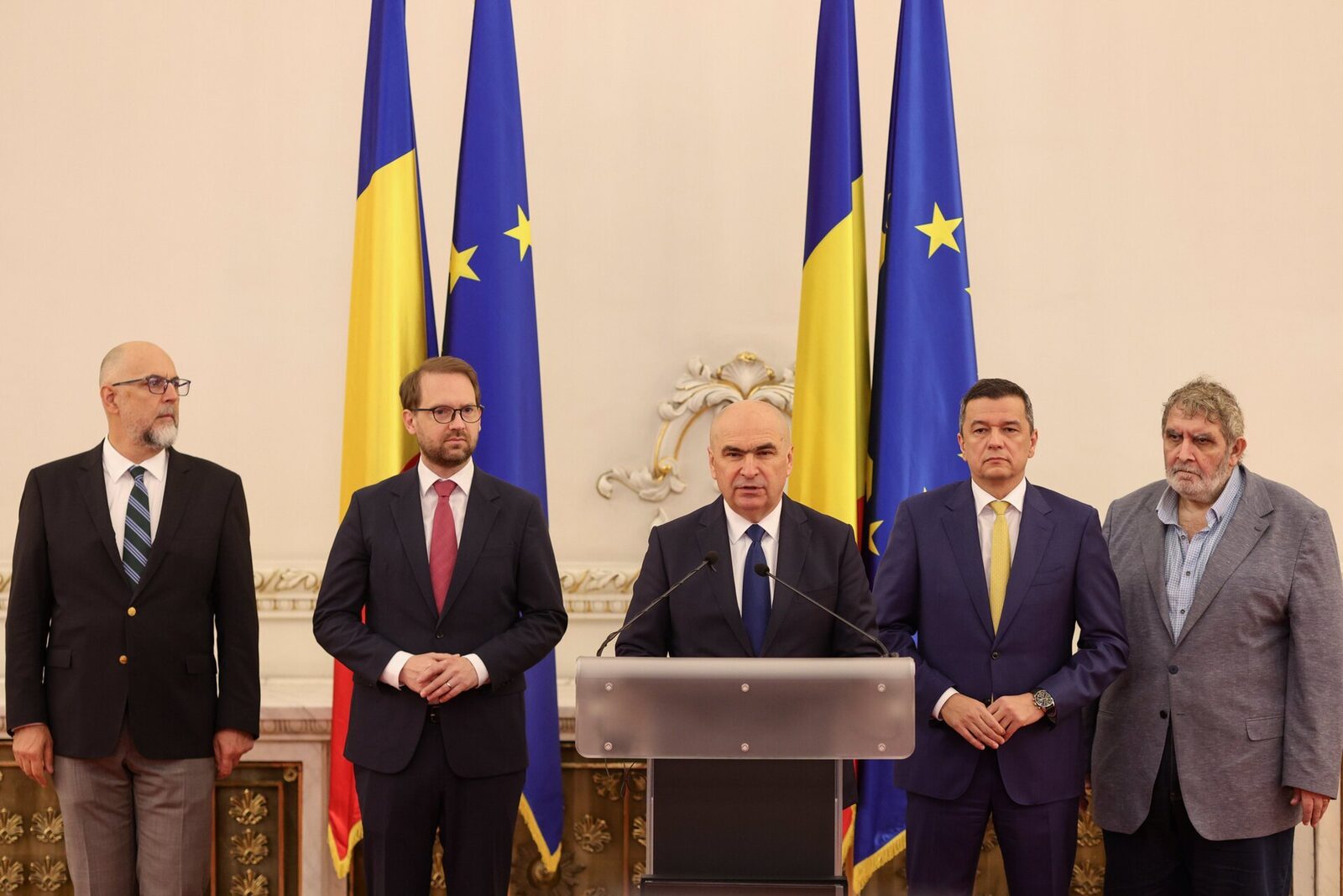 Dispută în coaliție pe tema bugetului: PSD acuză blocaj, premierul vorbește despre „contradicții” Premierul Ilie Bolojan a dezmințit miercuri, într-o intervenție televizată, acuzațiile venite din partea PSD cu privire la blocarea negocierilor pentru bugetul de stat pe anul 2026