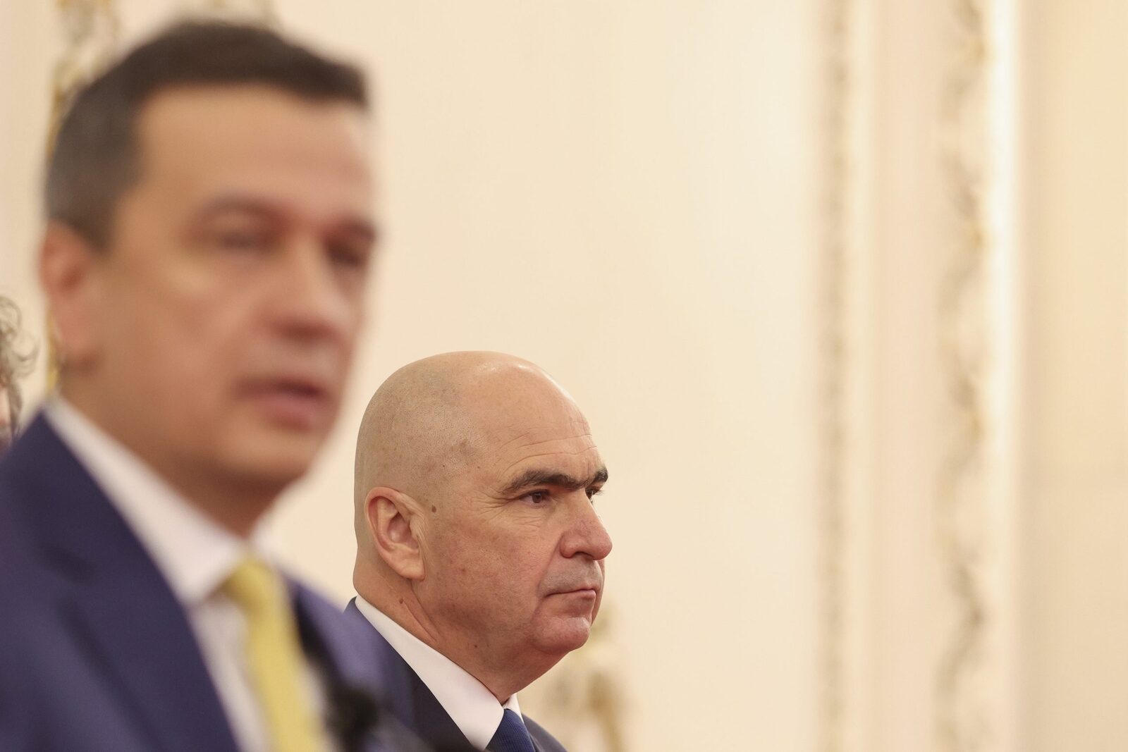 PSD Acuză Blocaj în Negocierile pentru Buget, Îl Auză pe Premierul Bolojan de „Atitudine Sfidătoare” Negocierile pentru bugetul de stat au intrat într-un impas, după ce Partidul Social Democrat (PSD) a acuzat premierul Ilie Bolojan că blochează procesul