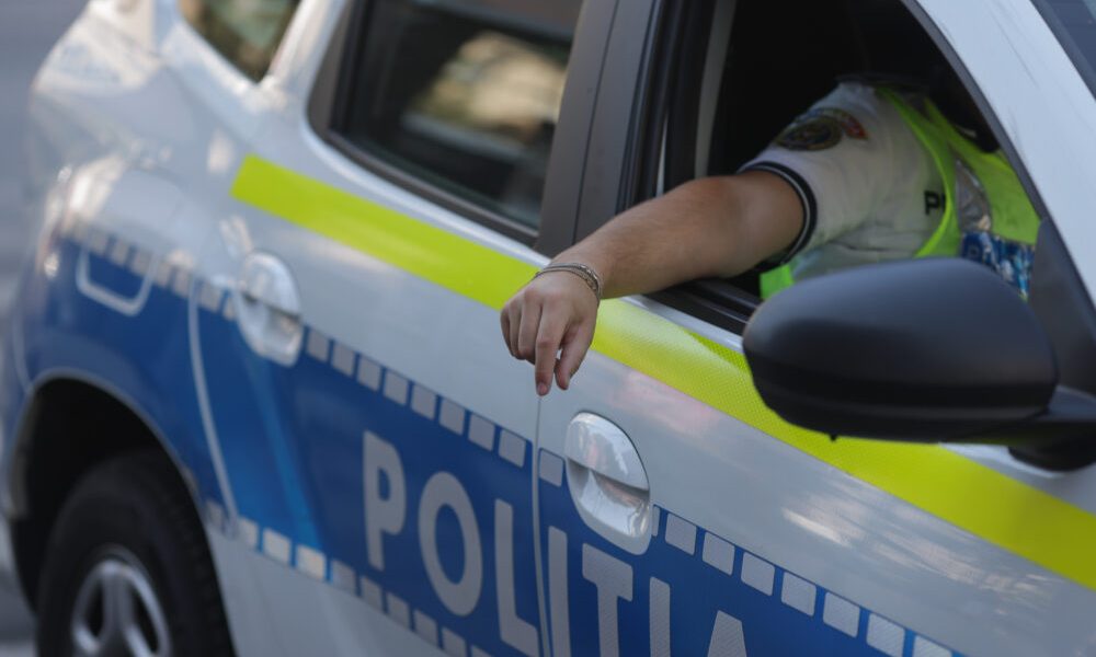 Surpare de asfalt pe șoseaua mihai bravu: trafic restricționat Traficul rutier este restricționat pe Șoseaua Mihai Bravu din București, după ce o porțiune din asfalt s-a surpat, conform informațiilor oferite de Brigada Rutieră