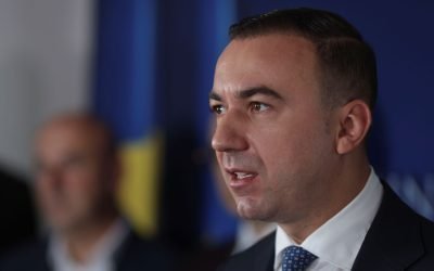 Scumpirea carburanților, un pericol real: Ministrul Energiei avertizează asupra posibilității atingerii pragului de 10 lei pe litru Ministrul Energiei, Bogdan Ivan, a semnalat riscul ca prețul carburanților să atingă pragul de 10 lei pe litru în benzinăriile din România