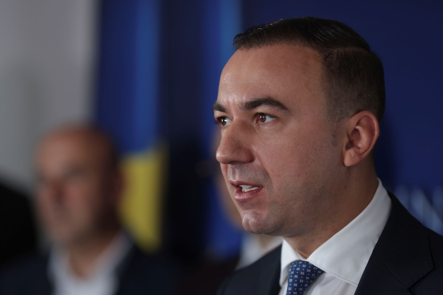 Scumpirea carburanților, un pericol real: Ministrul Energiei avertizează asupra posibilității atingerii pragului de 10 lei pe litru Ministrul Energiei, Bogdan Ivan, a semnalat riscul ca prețul carburanților să atingă pragul de 10 lei pe litru în benzinăriile din România