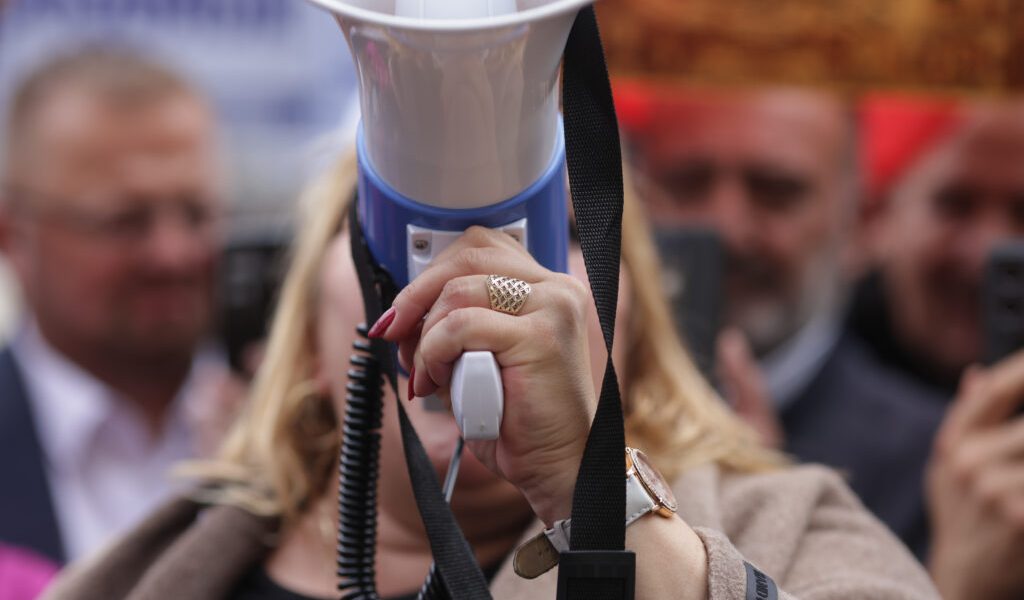 Șoșoacă, atac virulent la adresa lui Zelenski și a partenerilor României Europarlamentarul Diana Șoșoacă a stârnit un val de controverse după ce a lansat o serie de atacuri violente și a răspândit informații false într-un live pe Facebook, în timp ce România își consolida relațiile cu Ucraina și Statele Unite ale Americii