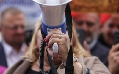 Șoșoacă, atac virulent la adresa lui Zelenski și a partenerilor României Europarlamentarul Diana Șoșoacă a stârnit un val de controverse după ce a lansat o serie de atacuri violente și a răspândit informații false într-un live pe Facebook, în timp ce România își consolida relațiile cu Ucraina și Statele Unite ale Americii