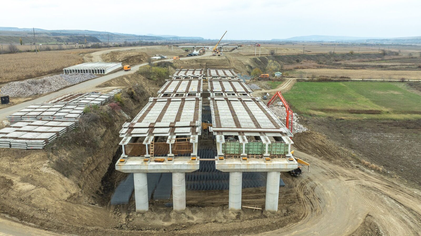 Încă 20 de kilometri de autostradă sunt în lucru pe ruta spre Bacău Lucrările de asfaltare continuă pe Autostrada Moldovei (A7), cu accent pe lotul dintre Focșani și Bacău