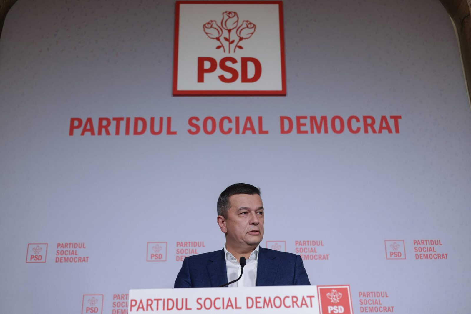 PSD se reunește înaintea coaliției: bugetul pe 2026 și poziția în guvernare, pe agendă Liderii Partidului Social Democrat (PSD) se vor reuni luni, la sediul central al partidului, cu o agendă încă netăiată, dar care se prefigurează a fi dominată de discuții privind bugetul pentru anul 2026