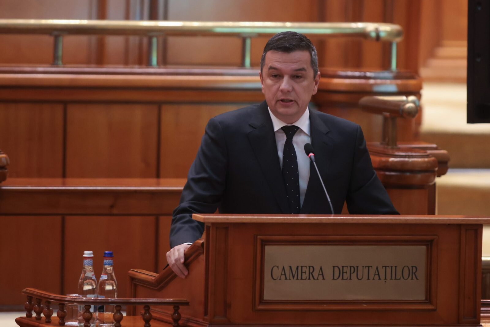 Soros și asociațiile LGBTQ+ reclamă lipsa de acțiune a autorităților, în timp ce declarațiile lui Grindeanu reacționează la problema recunoașterii legale a cuplurilor de același sex în România Situația drepturilor persoanelor LGBTQ+ din România devine din ce în ce mai critică, odată cu declarațiile recente ale liderilor politici și deciziile luate sau blocate în Parlament