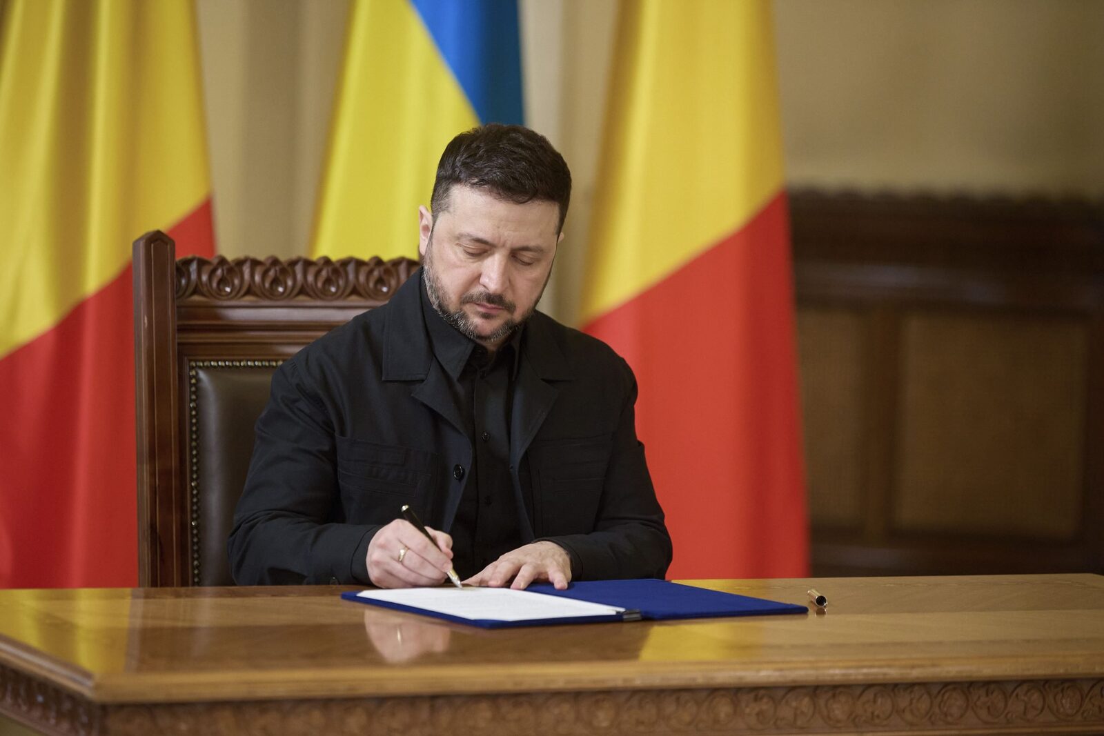 Parteneriatul strategic România-Ucraina garantează drepturile minorității române din Ucraina Președinții României și Ucrainei, Nicușor Dan și Volodimir Zelenski, au semnat joi, la București, un parteneriat strategic ce prevede, printre altele, respectarea drepturilor lingvistice și culturale ale românilor din Ucraina