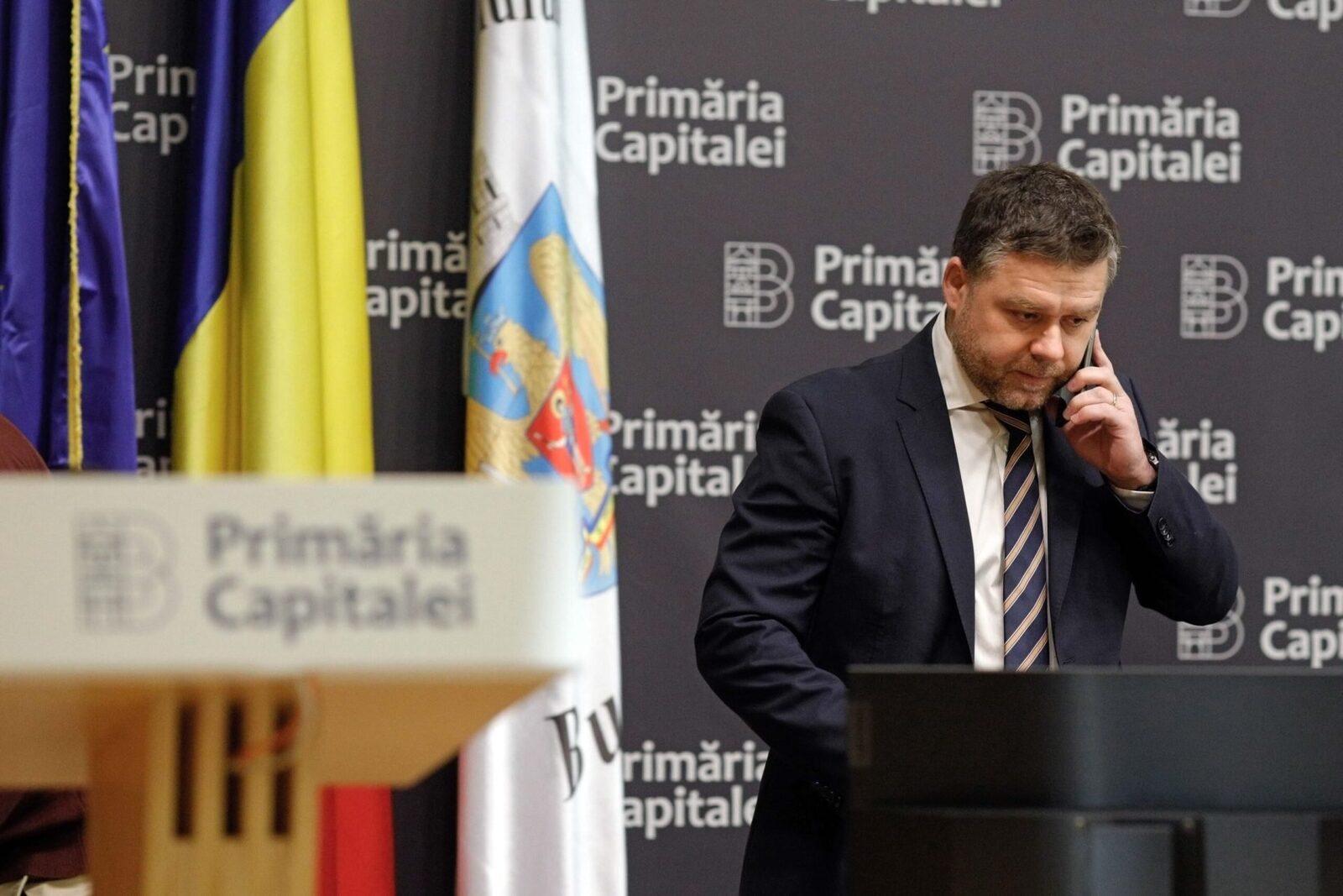 Locuințe sociale din București, distribuite preferențial: politicieni, vedete și oameni de afaceri, printre beneficiari Administrația Fondului Imobiliar (AFI) din subordinea Primăriei Capitalei, menită să asigure locuințe pentru persoanele vulnerabile, a distribuit, de-a lungul timpului, apartamente și terenuri unor persoane influente sau bogate, potrivit unei investigații recente