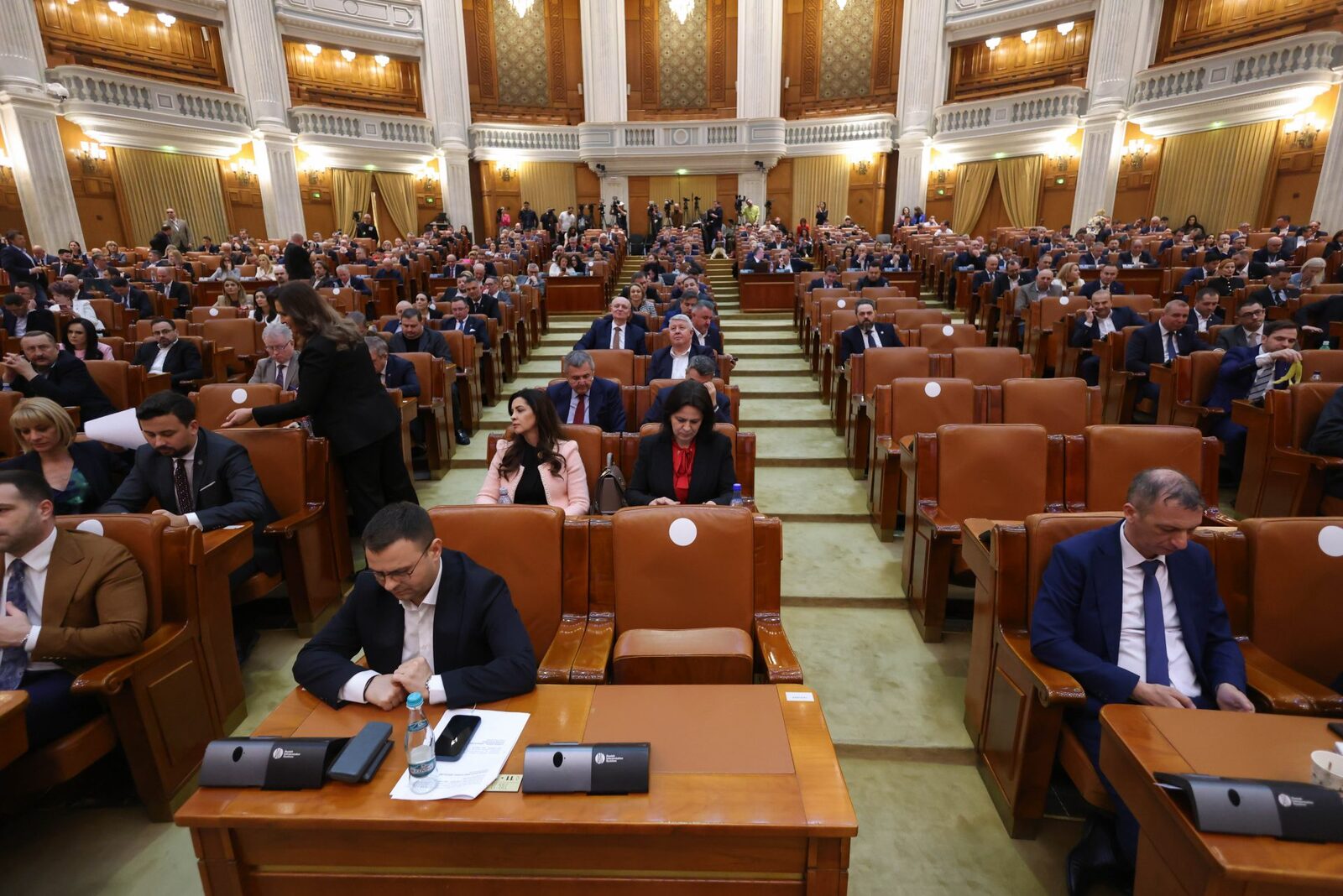 Amendament controversat în Parlament: 5.000 de euro pentru o asociație pro-viață Un amendament propus de un deputat AUR, prin care o asociație din Cluj urma să primească echivalentul a 5.000 de euro, a fost aprobat rapid prin pachetul de măsuri al puterii