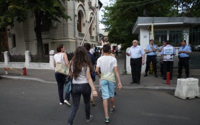 Elevii de liceu din București se pregătesc pentru simularea examenului de bacalaureat, dar nu toți vor putea participa