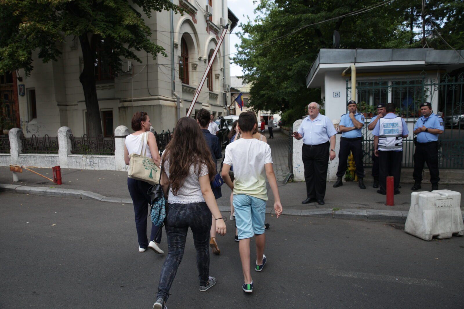 Elevii de liceu din București se pregătesc pentru simularea examenului de bacalaureat, dar nu toți vor putea participa