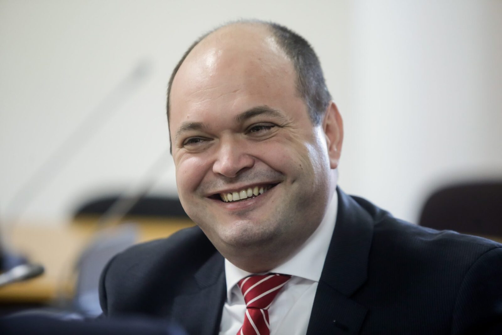 Guvernul exclude plafonarea prețurilor la carburanți: statul nu are bani pentru reduceri generalizate București – Executivul României nu are resursele financiare necesare pentru a reduce semnificativ prețurile la carburanți pentru toți cetățenii, a declarat vineri Ionuț Dumitru, consilierul premierului pe probleme economice