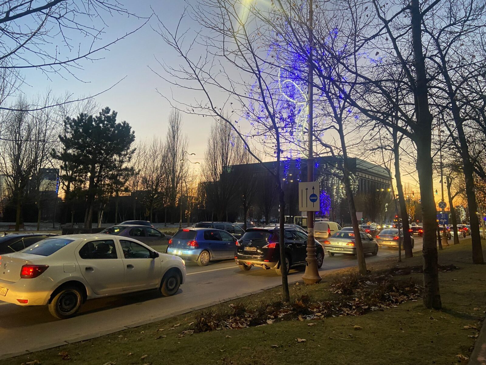 Amenzi usturătoare pentru șoferii bucureșteni care folosesc abuziv benzile unice STB Șoferii din București care încalcă regulile privind circulația pe benzile unice dedicate transportului public riscă amenzi consistente