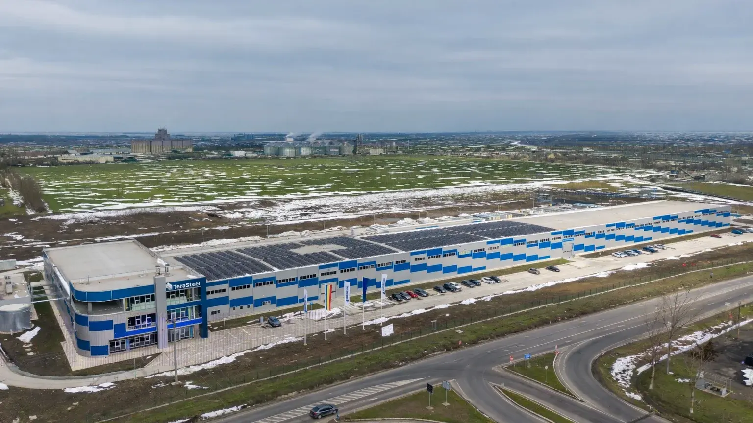 TeraSteel investește în extinderea capacității de producție în România, consolidând poziția de lider regional Compania TeraSteel a inaugurat o nouă fabrică de panouri termoizolante în Lehliu-Gară, județul Călărași, o investiție strategică pentru piața românească și pentru exporturile în Europa de Sud-Est