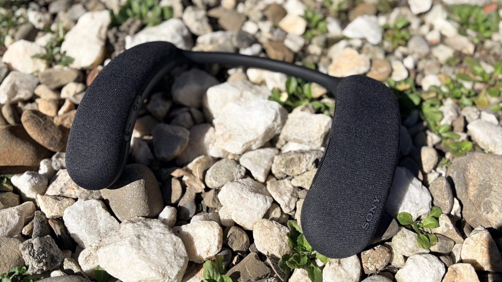 Sony Bravia Theatre U: Boxele „neckband” care vor să redefinească experiența audio personală Sony intră pe piața audio cu Bravia Theatre U, o reinterpretare a boxelor „neckband”, un concept care promite o experiență auditivă imersivă, fără a izola utilizatorul de mediul înconjurător