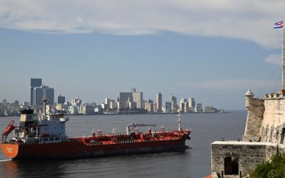 Rusia sfidează blocada petrolieră americană și trimite Cuba cu motorină Moscova a decis să sfideze blocada petrolieră impusă de Washington împotriva Cubei și a trimis un vas cu până la 200.000 de barili de motorină, potrivit informațiilor confirmate de publicația spaniolă El País