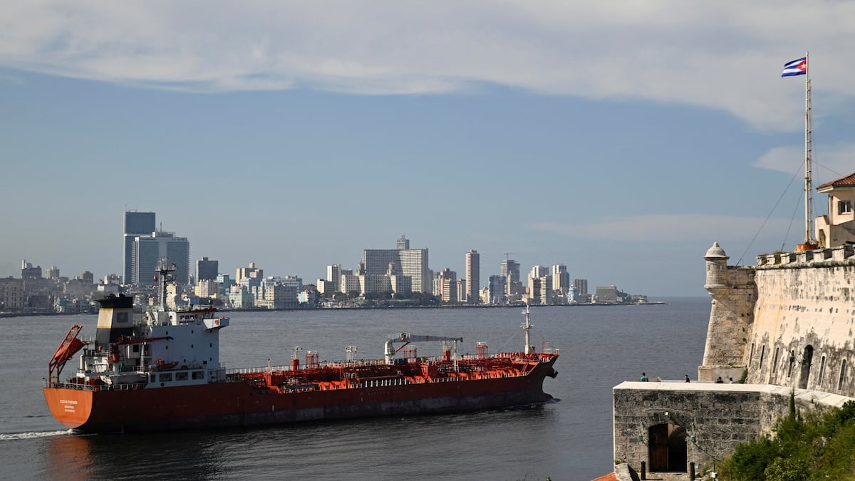 Rusia sfidează blocada petrolieră americană și trimite Cuba cu motorină Moscova a decis să sfideze blocada petrolieră impusă de Washington împotriva Cubei și a trimis un vas cu până la 200.000 de barili de motorină, potrivit informațiilor confirmate de publicația spaniolă El País