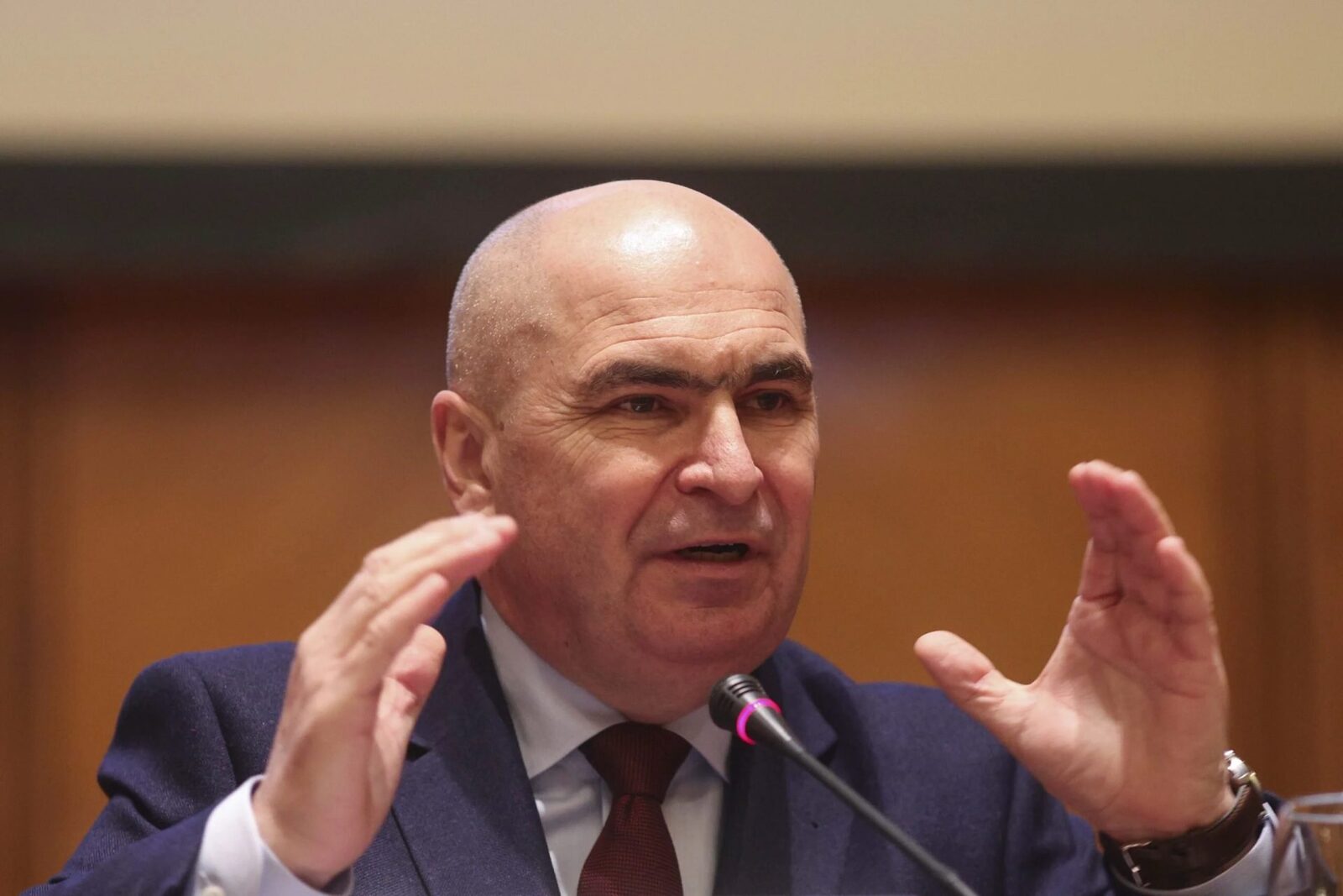 Premierul Ilie Bolojan a anunțat că guvernul se concentrează pe reducerea presiunii asupra populației și a economiei, în contextul creșterii prețurilor la combustibili și al instabilității internaționale