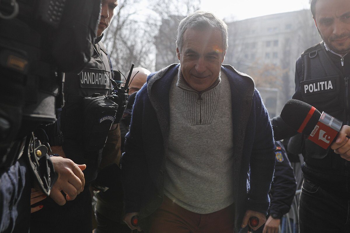 Călin Georgescu neagă implicarea într-un nou partid politic Fostul candidat cu vederi pro-ruse și pro-legionare, Călin Georgescu, a respins vehement informațiile apărute în spațiul public privind o eventuală implicare a sa într-un nou proiect politic