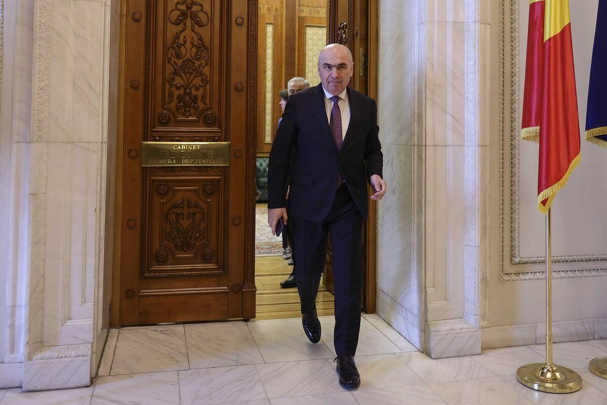 Bolojan: Proiectul privind cumulul pensie-salariu, gata de trimitere în Parlament Premierul Ilie Bolojan a anunțat luni că proiectul de lege privind cumulul pensiei cu salariul în sectorul public este finalizat și așteaptă avizul Consiliului Superior al Magistraturii (CSM)